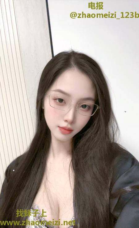 眼镜反差御姐明媚儿