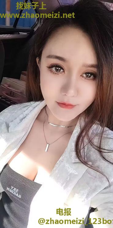 前凸后翘混血妹妹