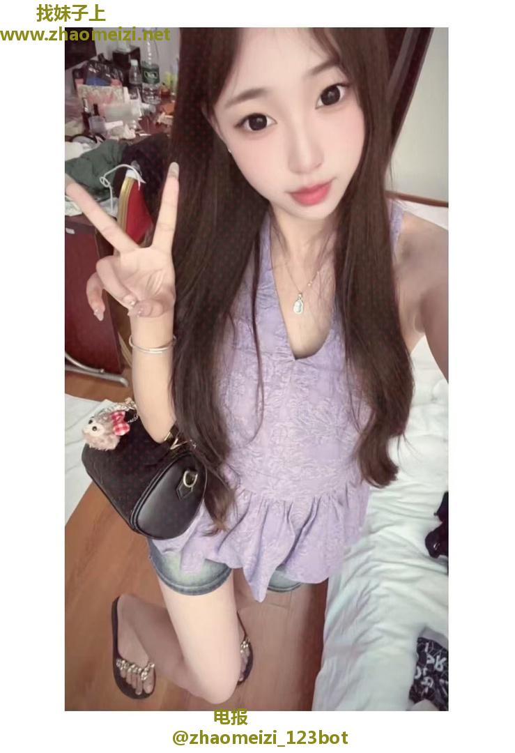 性感文静大胸小姐姐