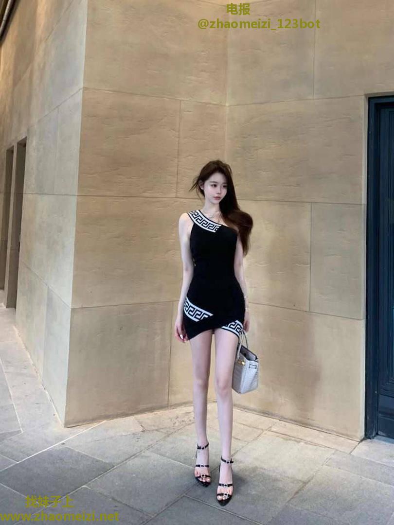 高挑甜妹全身雪白胸正好