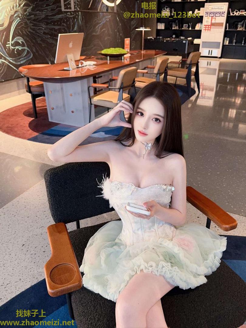 值得体验的雪白气质姐姐