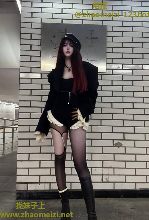 黑丝肥臀风骚馨菲