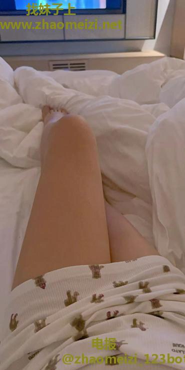 高颜大奶一线天