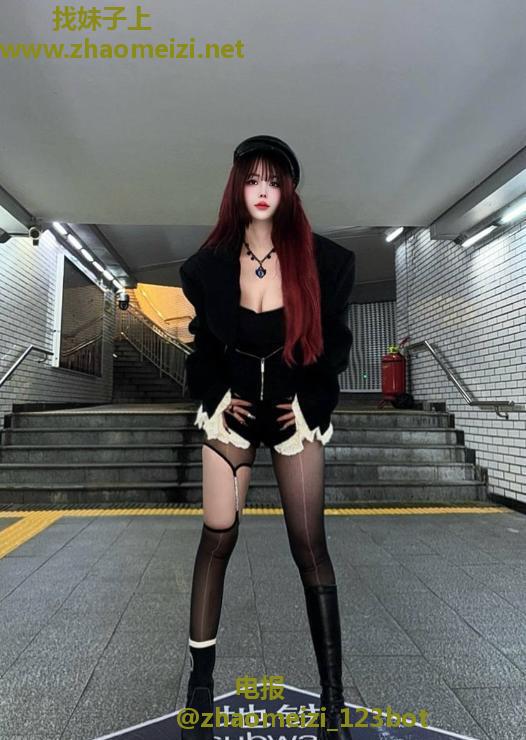 制服诱惑翘臀馨菲老师