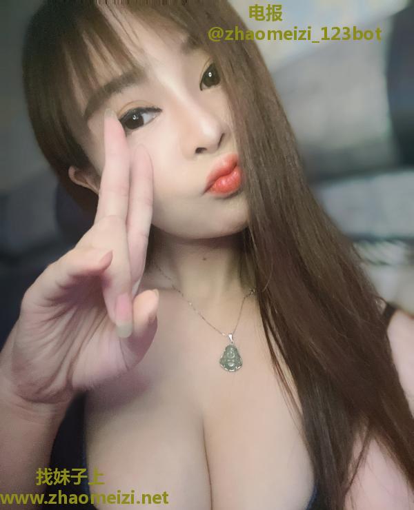 身材娇小大胸妹子