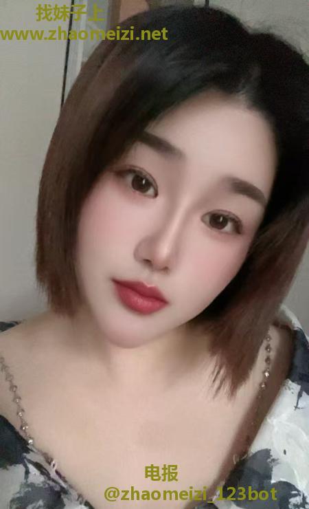 东门短发性感小少妇