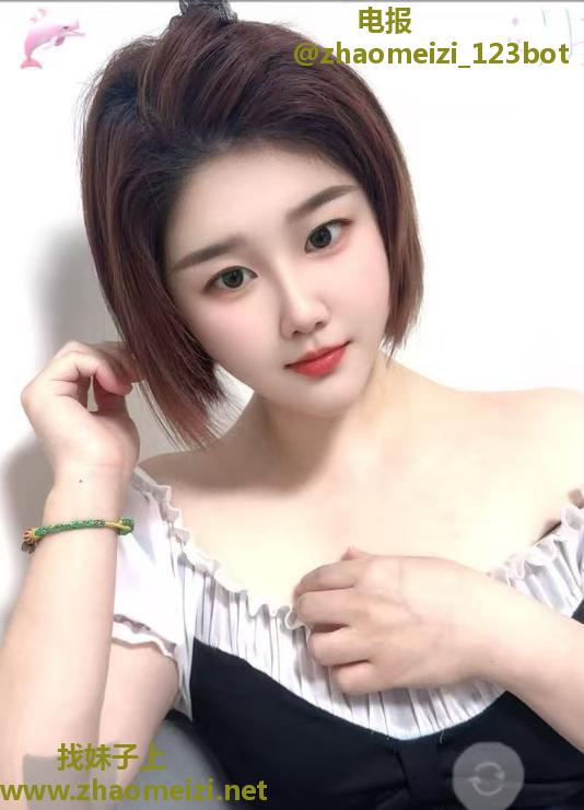 东门短发性感小少妇