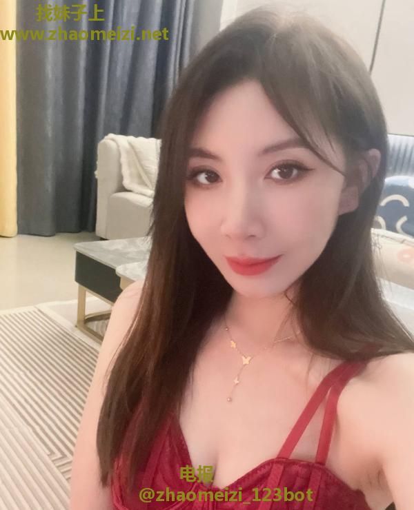 红衣裙艳儿少妇