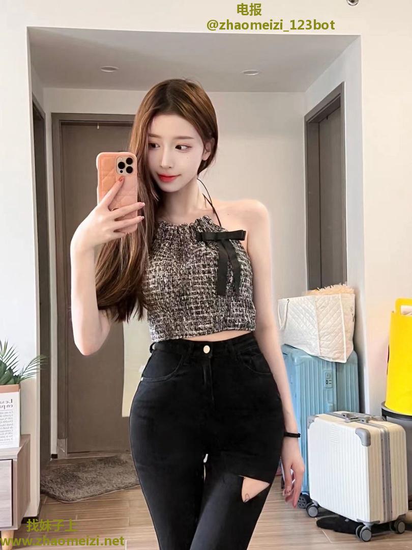 身材苗条白皙水嫩妹