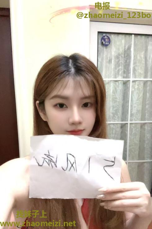 建邺冷白皮美少女