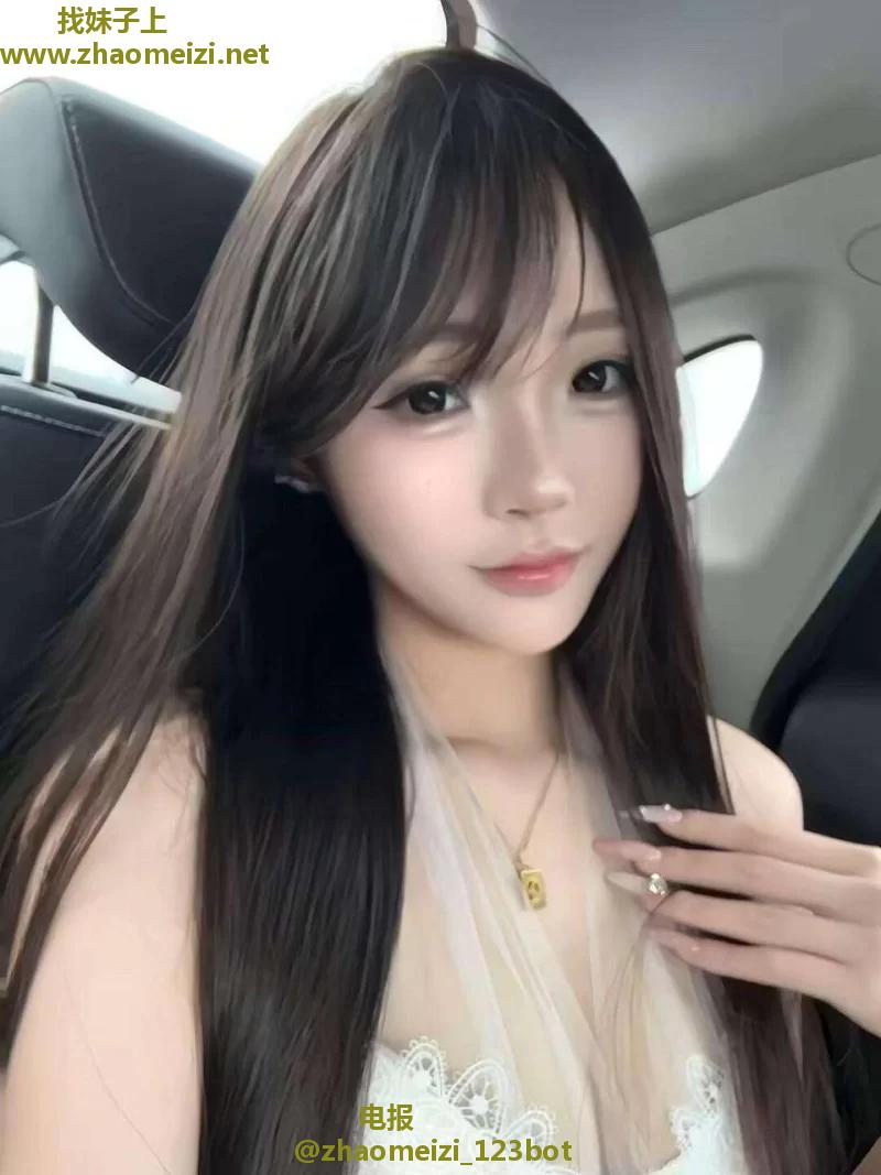 白皙长腿兼职小姐姐