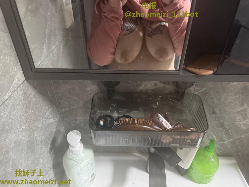 重庆巨乳纹身妹