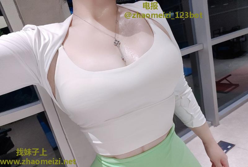 大蜜桃臀健身教练岁岁