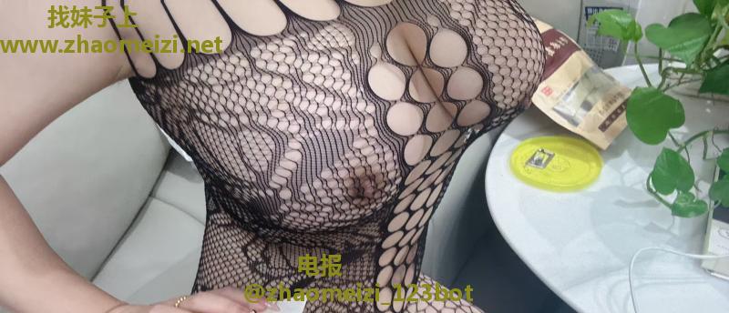 舌吻翘臂大波浪妹