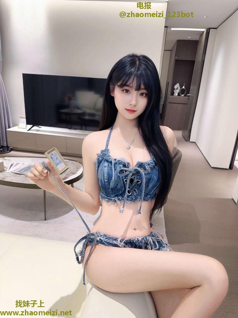 三点粉身材好骚妹