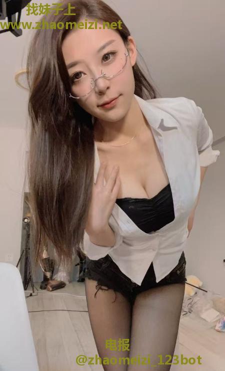 眼镜风骚翘臀妹