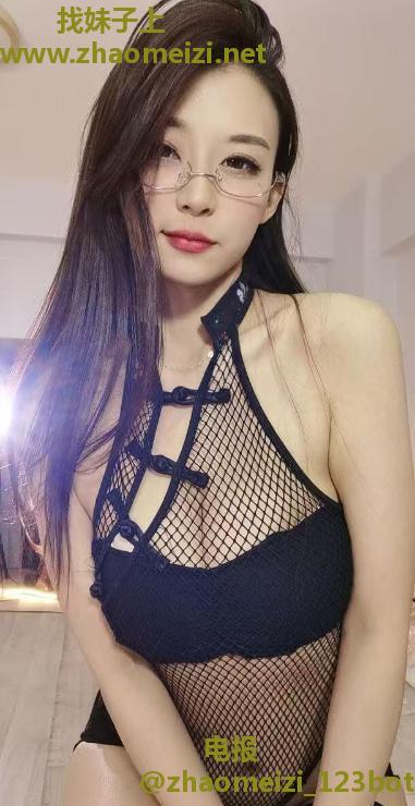 眼镜风骚翘臀妹