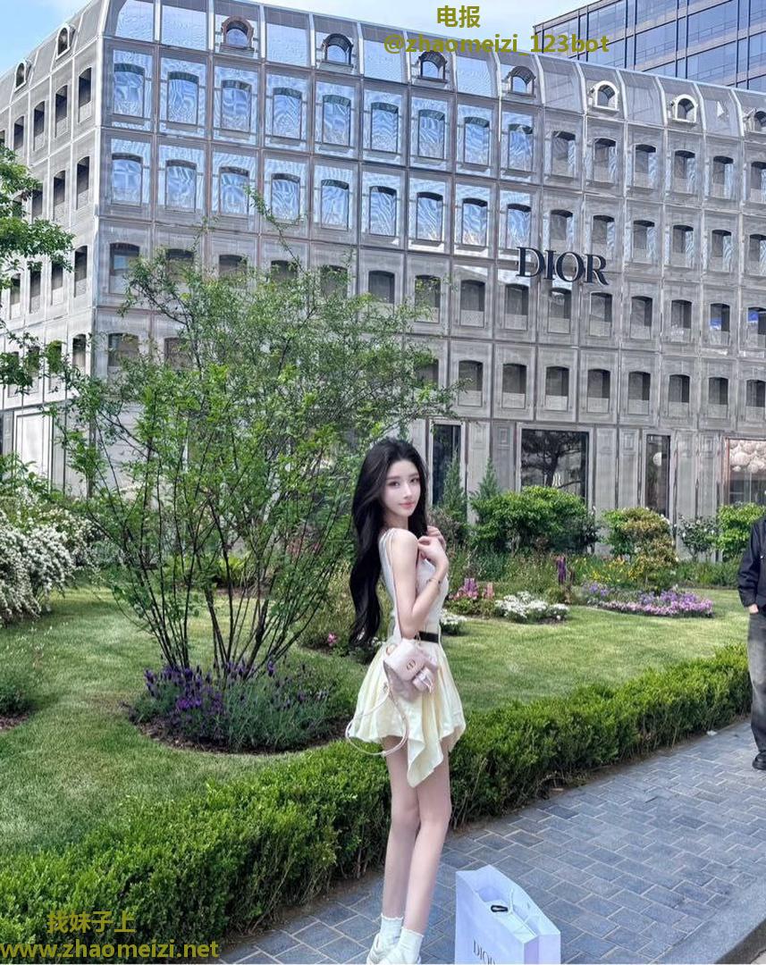 翘臀白皙光滑骚妹