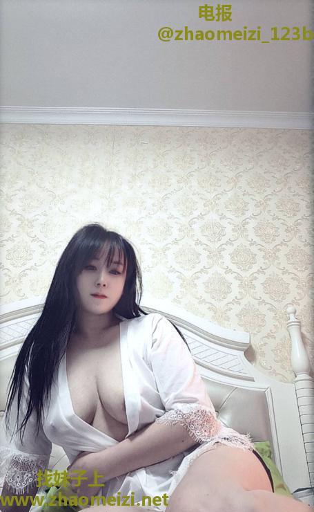 大胸翘臀小少妇