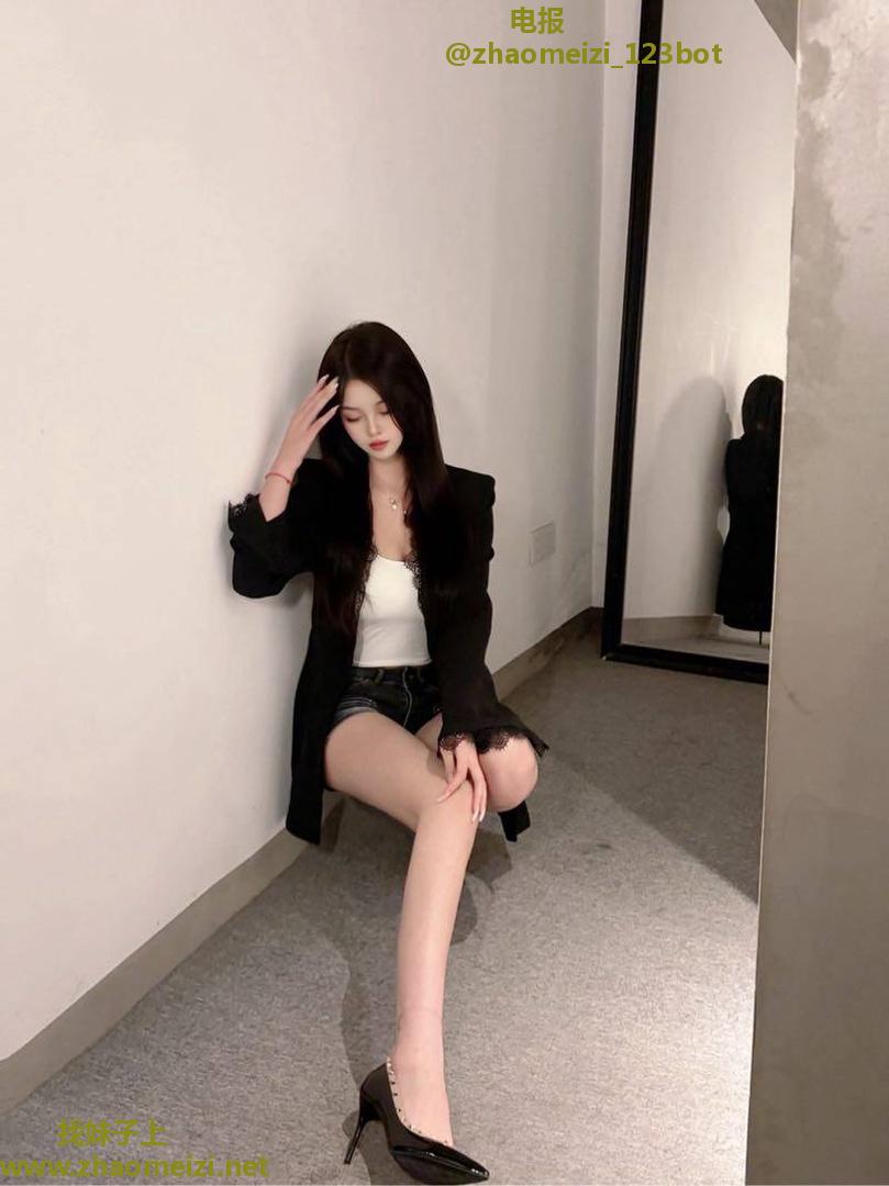 桥西白嫩长腿女大