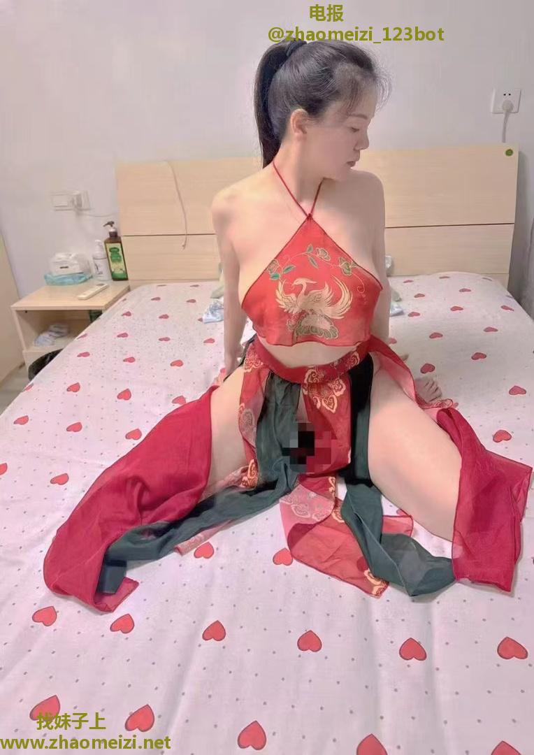 肤白大波骚姐姐可舌吻