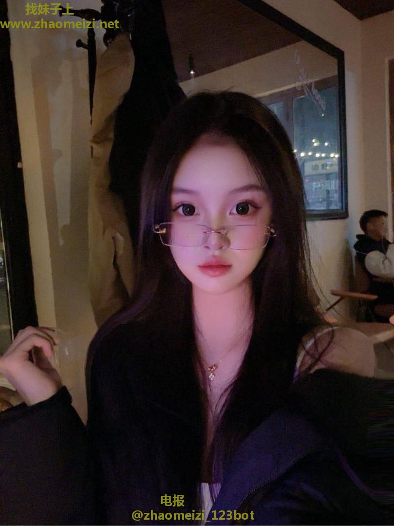 超诱人反差眼镜妹