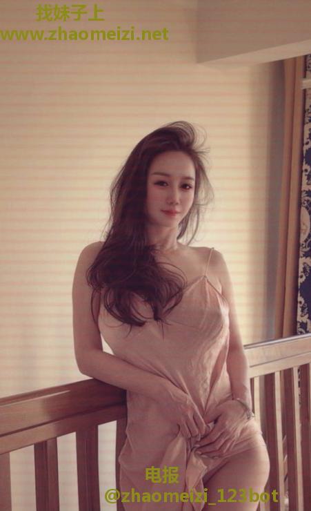 火辣身材混血颜值妹子