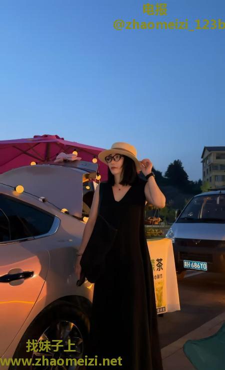 温温柔柔的眼镜妹