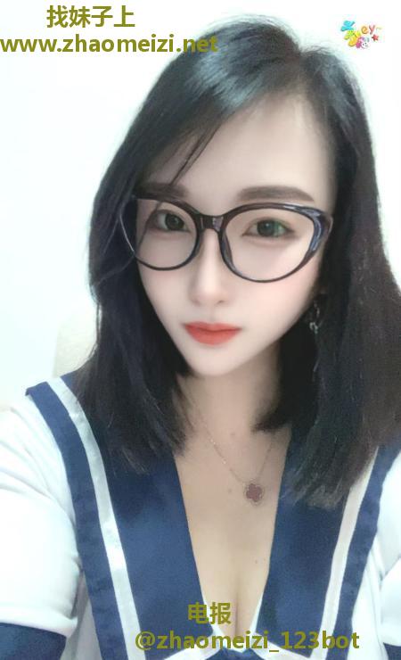 温温柔柔的眼镜妹