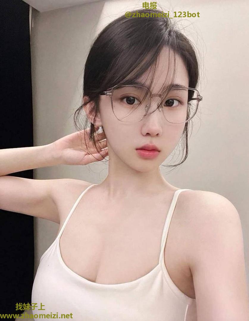 年轻风骚眼镜妹