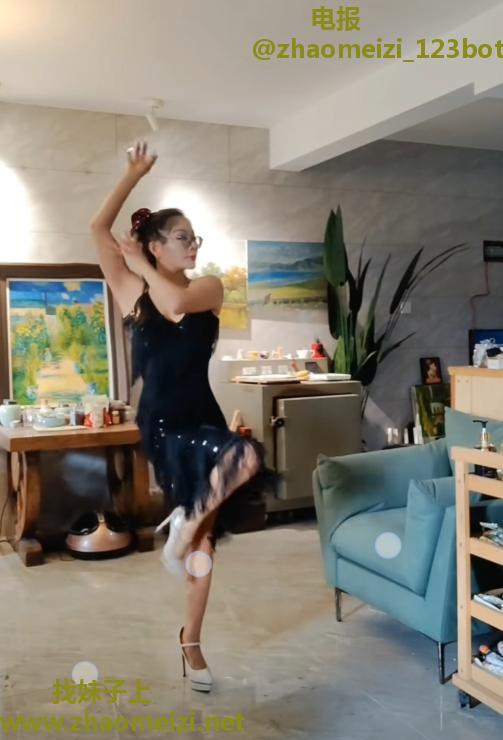 双飞舞蹈姐妹腰细胸大