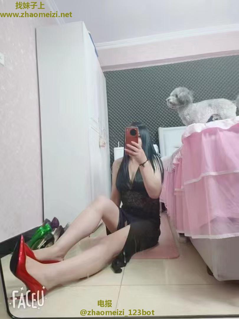 妩媚少妇水上会潮喷