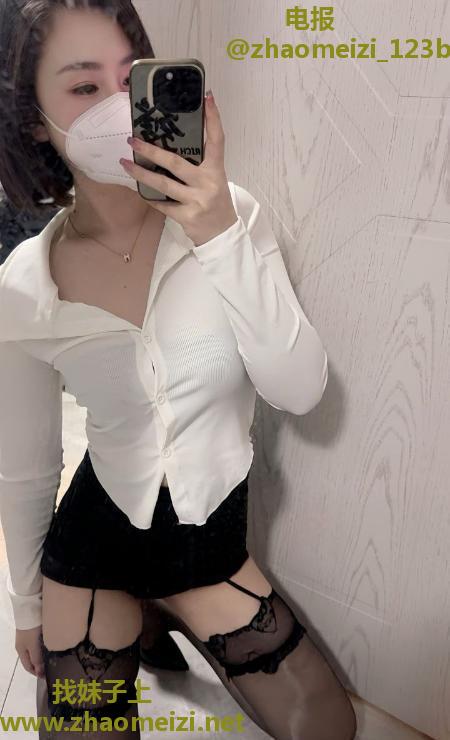 园区黑丝翘臀骚货