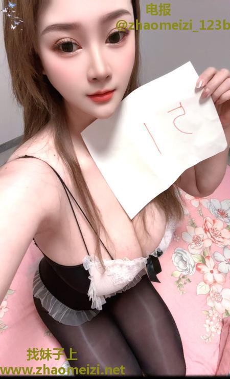 风情万种巨奶美女