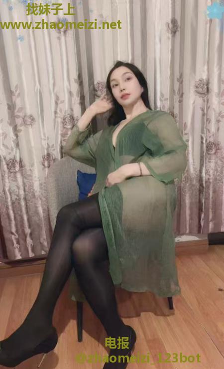 长腿丝袜美少妇