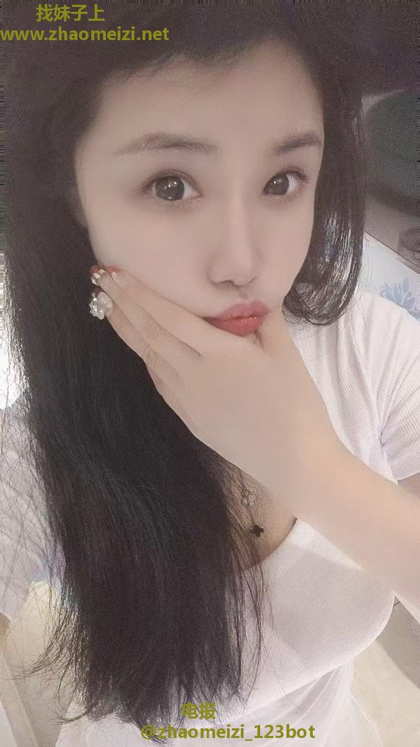 苗条大波妹可舌吻69