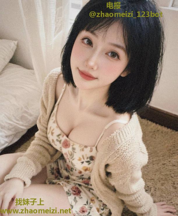 一线天翘臀颜值老师