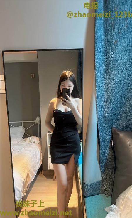 皮肤白嫩颜值嫩妹