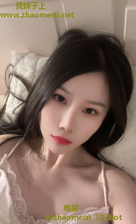 皮肤白嫩颜值嫩妹