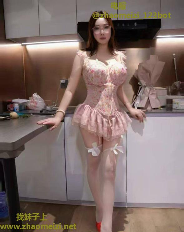 D乳眼镜骚妇