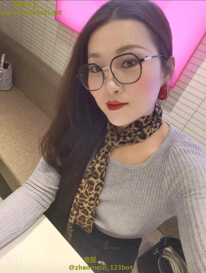 眼镜风骚丰满少妇