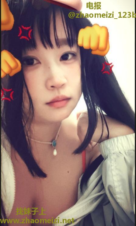 可舌吻E乳妹子
