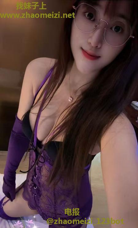 热辣白虎大长腿美眉