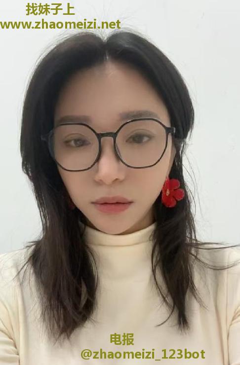 戴眼镜的大奶骚妇