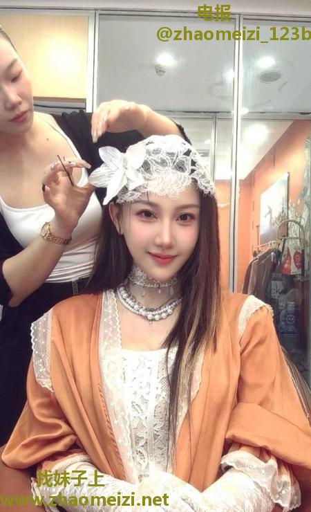 泉山舌吻骚御姐