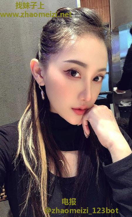 泉山舌吻骚御姐