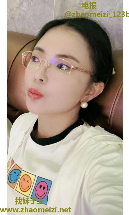 双飞眼镜儿妹妹和闺蜜