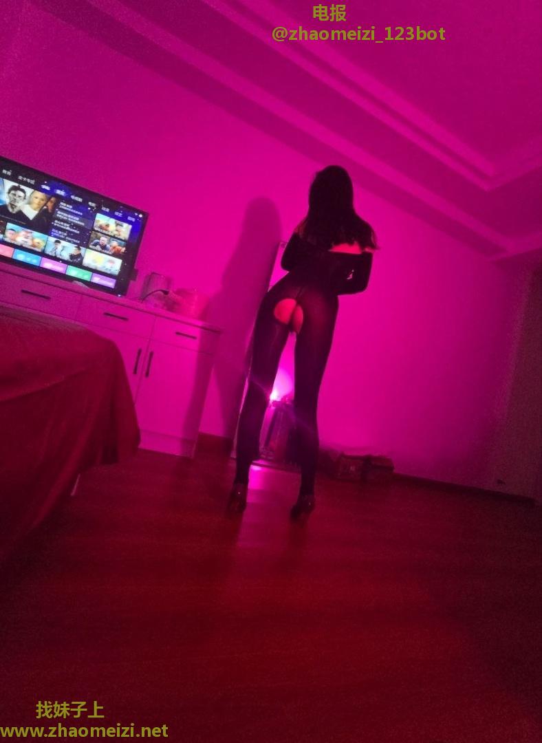 深喉骚妇很会玩