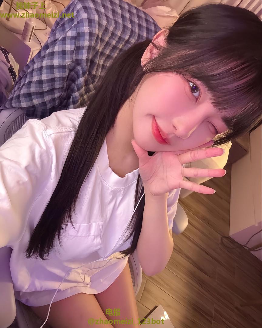 粉嫩乖巧骚逼温润多汁小妹