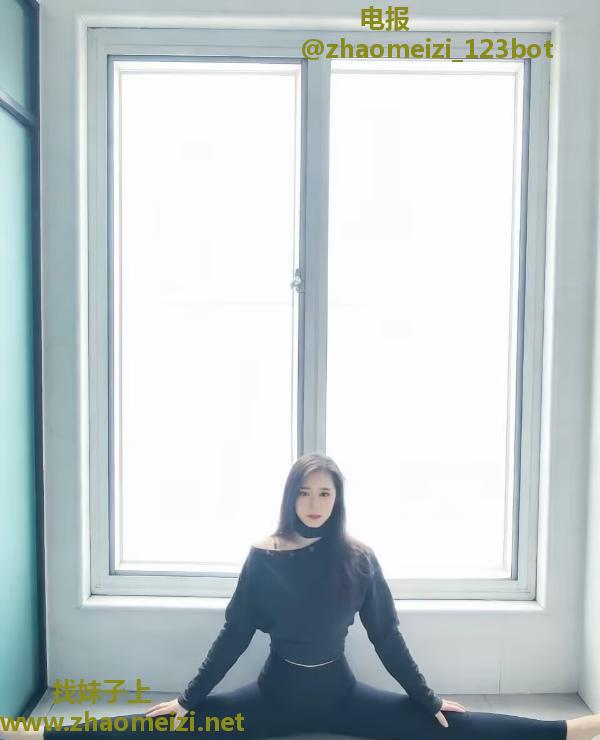 一字马性感少妇